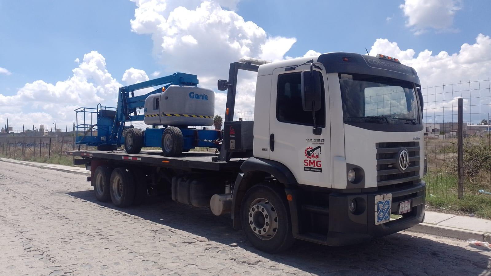 Plataforma aérea articulada cargada en el camión de SMG