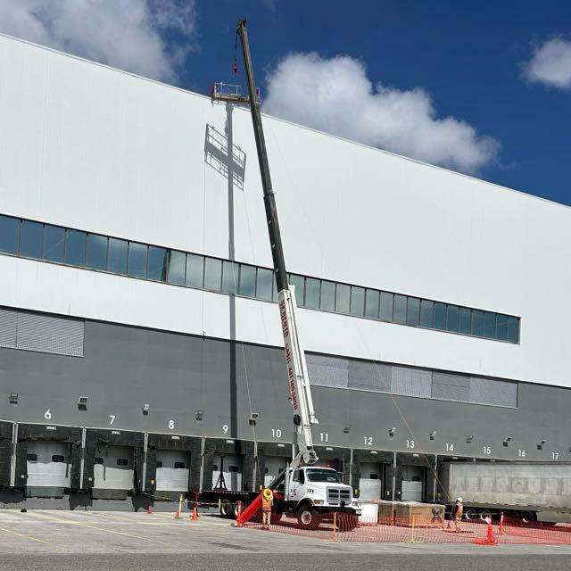 Grúa Titán de SMG, grúa telescópica National Crane de 23 toneladas en maniobra